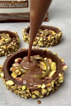 Chocolate Pistachio Tart, Christmas Mini Tarts, Chocolate Tart Decoration, Christmas Tart Recipes, Christmas Bakery Ideas, Chocolate Christmas Desserts, Trending Nail Ideas, Tart Christmas, Christmas Tarts