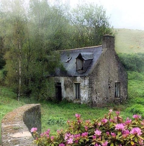 Abandoned cottage in the Highlands of Scotland Witches Aesthetic, Stone Cottages, Cottage In The Woods, Stone Cottage, Old Stone, Stone Houses, Stone House, Abandoned Buildings, English Countryside