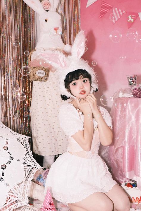 Douyin Halloween Costume, Douyin Photoshoot, Bunny Photoshoot, Pink Bunny Costume, Alice In Wonderland Outfit, Melanie Martinez Photography, Rabbit Clothes, Rabbit Costume, Alice In Wonderland Costume