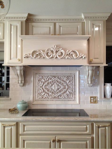 Encore Ceramics cream crackle glaze |This Grace plaque backsplash designed by Palatial Stone & Tile is echoed by the custom hood Cocina Shabby Chic, Backsplash Design, Organize Life, Unique Kitchen Backsplash, Stove Backsplash, Kitchen Tiles Design, French Country Kitchens, Kitchen Backsplash Designs, Tuscan Kitchen