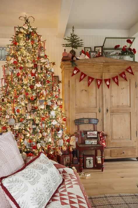 How to Add Old-Fashioned Vibes to Your Christmas Decor - Liz Marie Blog The Found Cottage, Cozy White Cottage, Christmas House Tour, Thrifted Decor, Liz Marie, Liz Marie Blog, Old Baskets, Classic Christmas Decorations, Vintage Inspired Christmas