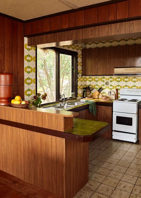 1960s Furniture Vintage, Yellow Tile Kitchen, Stardew House, 1960s Interior Design, 70s Style Home, Pattern Interior Design, 1970s Interior Design, 1960s Interior, Mini Village