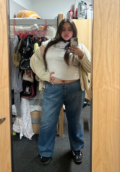 Low Rise Plus Size Outfit, Mid Rise Jeans Outfit Plus Size, Samba Outfit Plus Size, Plus Size Samba Outfit, Midsize Low Rise Jeans, Low Rise Jeans On Midsize, Plus Size Low Rise Jeans, Low Rise Jeans Plus Size, Fat Outfit Ideas