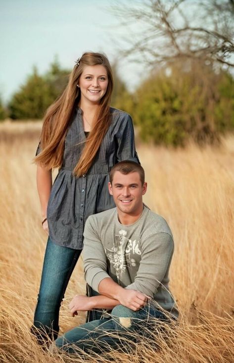 Older Sibling Photography, Sisters Photography Poses, Brother Sister Poses, Brother Sister Photography, Brother Sister Pictures, Brother Sister Photos, Outdoor Family Pictures, Sibling Photography Poses, Sibling Pictures