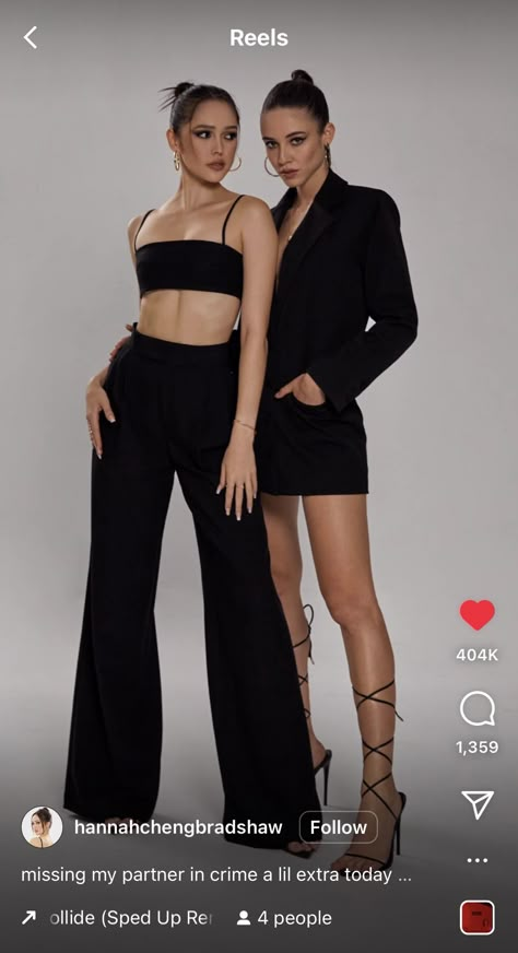 Full Body Poses 2 People, Double Model Poses, Posing 2 People, Model Duo Poses, Duo Shoot Female, Two Person Model Poses, Standing Duo Poses, Cool Poses For Duos, Two Women Poses