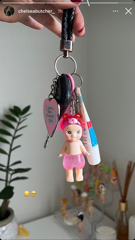 Keychains Aesthetic, Chains Aesthetic, Girly Car Accessories, Car Deco, Key Keychain, Sonny Angels, Keychain Backpack, Girly Car, Handbag Essentials