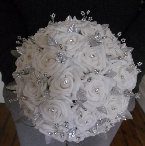 Glitter Wedding Bouquet, Wedding Bouquets Sparkle, White And Silver Wedding Bouquets, Sparkly Wedding Bouquet, White And Silver Quinceanera Theme, White Quinceanera Bouquet, White Quince Bouquet, Wedding Bouquets Real Flowers, Quinceanera White Dresses