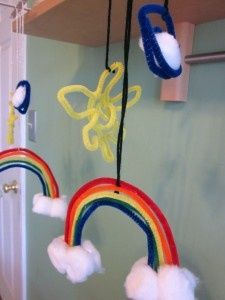 Rainbow Pipe Cleaner Craft, Holiday Crafts Preschool, Spring Art Projects For Kids, Craft Rainbow, Holiday Art Projects, Rainbow Mobile, Spring Art Projects, Art Projects For Kids, Pipe Cleaner Crafts