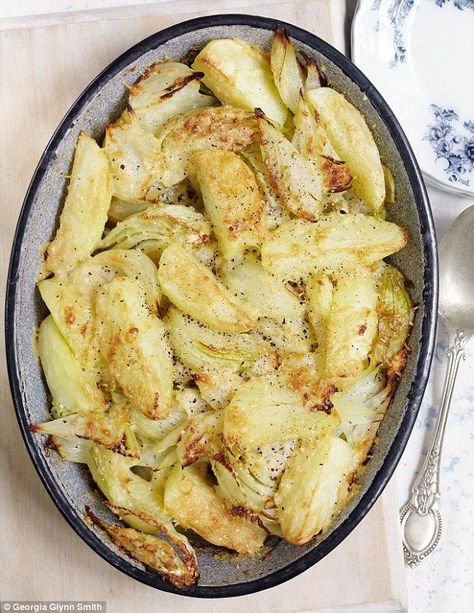 Roasted fennel, onion and potato with Parmesan topping Roast Fennel, Fennel Potato, Onion Gratin, Mary Berry Cooks, Fennel Fronds, Fennel Pasta, Pudding Chia, Fennel Recipes, Roasted Fennel