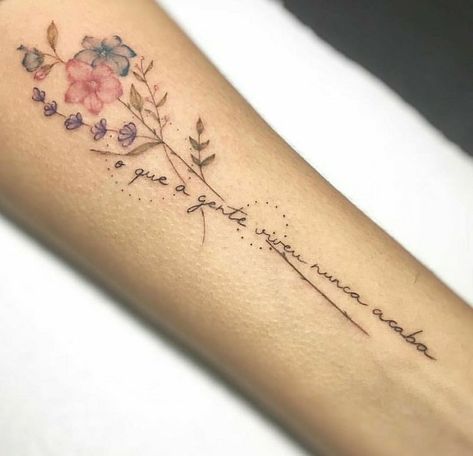 Lettering Tattoo Design, Handwriting Tattoos, Tattoos To Cover Scars, Flower Wrist Tattoos, Mommy Tattoos, Wildflower Tattoo, Family Tattoo, Lettering Tattoo, Omerta Tattoo