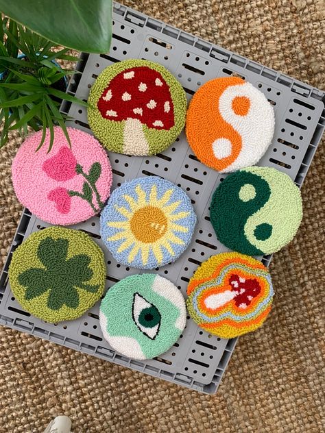 Rug Coaster, Coaster Designs, Diy Gift Set, Punch Needle Patterns, Handmade Mug, Pola Sulam, Christmas Coasters, Punch Needle Embroidery, Colorful Accessories