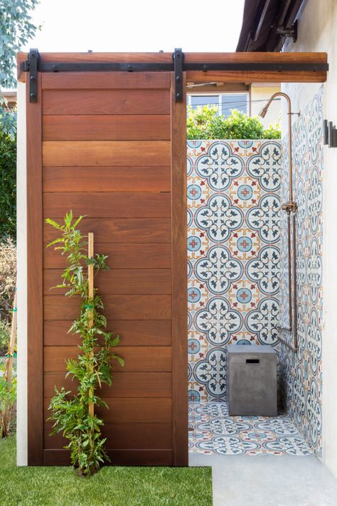 A Spanish-Style Home Refresh with Zero Remodeling - Sunset - Sunset Magazine Spanish Style Tile, Deco Surf, Outside Showers, Spanish Bungalow, Home Refresh, Outdoor Bathroom Design, Cement Tile Shop, Outdoor Showers, Summer Mantle