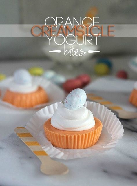 Orange Creamsicle Yogurt Bites | Super Easy No Bake Dessert Recipe Yogurt Bites, Weight Watchers Recipes, Easy No Bake Desserts, Orange Creamsicle, Yogurt Recipes, Frozen Desserts, Frozen Treats, Sweets Treats, Frozen Yogurt