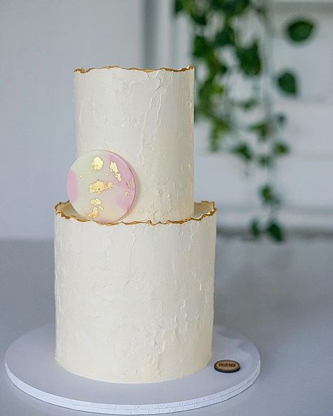 Bianka Bruder (@bianka.b.bruder) • Instagram-fényképek és -videók Gold Cake Decorations, Modern Cake, Chocolate Bowl, Edible Gold Leaf, Petal Dust, Gold Cake Topper, Modern Cakes, Edible Paint, Edible Gold