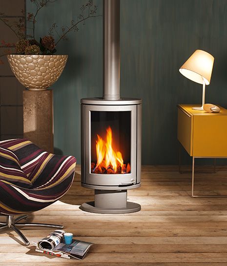 images of rooms with modern wood stoves | Solea compact rotating stove - burn wood or gas - from Wanders ... Gas Stove Fireplace, Fireplace Wood Burning, Corner Stove, Small Wood Burning Stove, Wood Burning Stoves Living Room, Modern Wood Burning Stoves, Modern Stoves, Burn Wood, Fireplace Wood