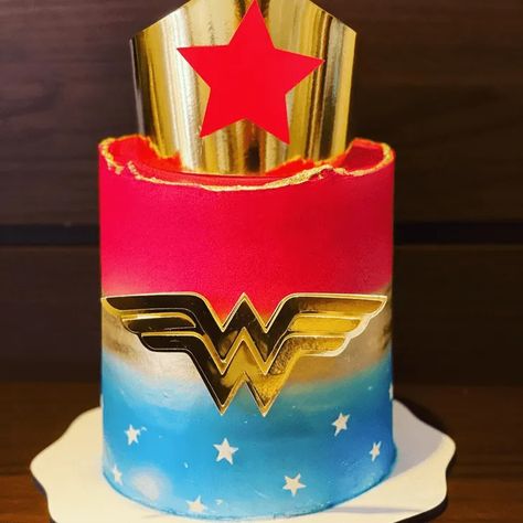 Wonder Woman Cake Ideas, Woman Birthday Cake Ideas, Women Birthday Cakes, Woman Birthday Cake, Sister Cake, Wonder Woman Cake, Wonder Woman Birthday Party, Wonder Woman Party, Wonder Woman Birthday