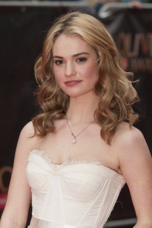 Corpete branco Gallery Poster, New Disney Princesses, Lily James, English Actresses, British Actresses, Lily Collins, Downton Abbey, The Red Carpet, Paper Stock