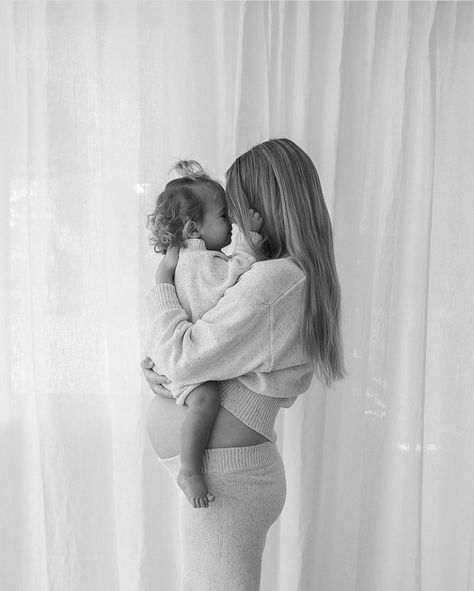 Mother Daughter Bump Photo, Daughter And Pregnant Mom Pictures, Daughter And Mom Maternity Pictures, Maternity Poses With Daughter, Mom And Daughter Maternity Photos, Maternity Mommy And Me, Mom Daughter Maternity Shoot, Maternity With Daughter, Pregnancy Shoot With Kids