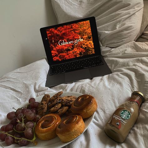 Gilmore Girls Netflix, Pretty Lifestyle, Background Fall, Watch Gilmore Girls, Baking Goods, Fall Mood Board, Fall Mood, Eating Ice Cream, Ice Coffee