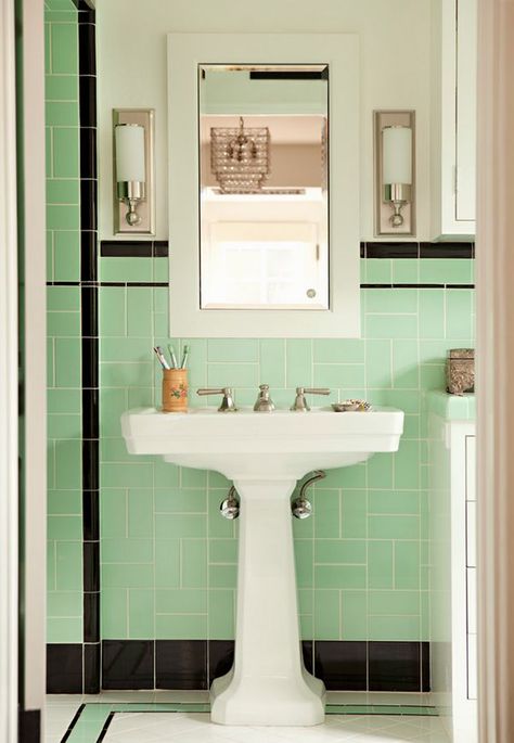 Ugly Green Bathroom: Part 1 Mint Green Bathrooms, Mint Bathroom, Vintage Tegel, Art Deco Bathrooms, Vintage Bathroom Tile, Old Bathroom, Art Deco Bathroom, Victorian Bathroom, Deco Bathroom