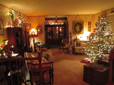 Christmas in the Victorian style at home... Christmas At Grandmas House, Christmas On Film, 50's Aesthetic, Christmas Play Ideas, Cozy Pics, Winter Hot Chocolate, Romanticizing Winter, Xmas House, Christmas Mood Board