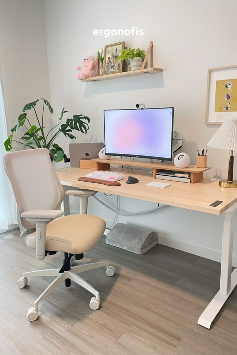 Un elegante despacho en casa que presenta un escritorio de pie eléctrico con una moderna superficie de madera, acompañado de acogedores accesorios de escritorio para un espacio de trabajo cómodo y productivo Wood Standing Desk, White Desk Setup, Ergonomic Home Office, Cozy Desk, Cozy Home Office, Desk Inspo, Desk Inspiration, Office Guest Room, Office Room Decor