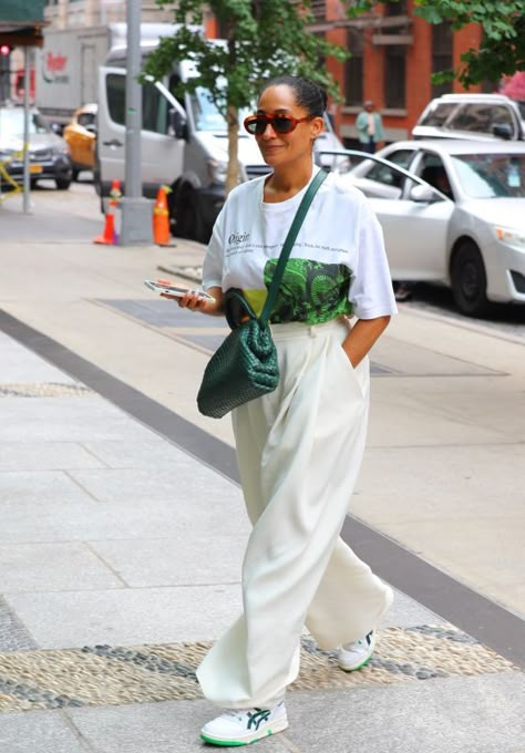 Tracee Ellis Ross Summer Style, Green Dress Street Style, Tracey Ellis Ross Style, Streetwear Fashion Women Green, Solange Street Style 2022, Green Street Style 2022, Tracee Ellis Ross Style, Celebrity Sneakers, Tracee Ellis Ross Fashion