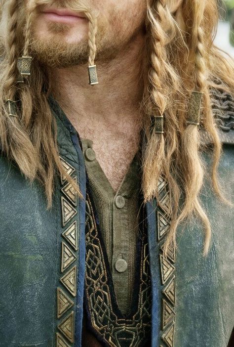 Viking clothes & hair. Men  lol when the only thing you see is Fili from the… Vikings Hair, Man With Long Hair, Viking Aesthetic, Viking Braids, Beard Beads, Viking Men, Viking Beard, Viking Clothing, Viking Hair