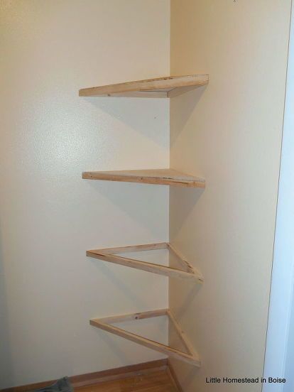 Have an empty corner and wants some vertical shelves to fill with some fun items? Here's a step by step tutorial that's pretty simple and inexpensive. We had a main hallway corner where we had been using a small wire rack and 1 floating shelf, see below. I really wanted to jazz it up. I first got the idea here- http://www.4men1lady.com/when-life-gives-you-lemons-make-corner-floating-shelves/ I asked Dave to build some in our front corner hallway. He looked at the plans and he sai… Diy Floating Corner Shelves, Corner Shelves Diy, Diy Corner Shelf, Corner Shelf Ideas, Floating Corner Shelves, Corner Bookshelves, Regal Design, Wall Shelves Design, Floating Shelves Diy