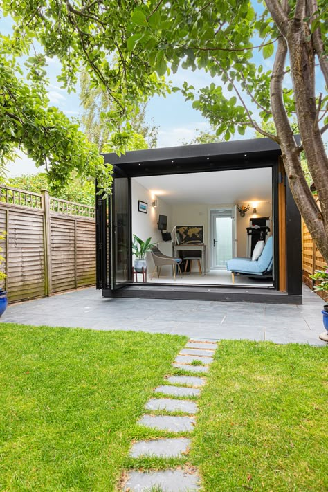 Small Garden Rooms, Pod Office, Garden Office Ideas, Small Garden Office, Garden Office Shed, Garden Gym, College Apartment Kitchen, Insulated Garden Room, Garden Room Ideas