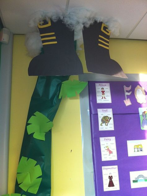 Classroom decoration idea -- Fairy tale unit -- Jack and the Beanstalk -- Vine growing up wall to ceiling, clouds and giant's feet suspended from the ceiling.-- Too Cute! Eyfs Jack And The Beanstalk, Fairy Tales Kindergarten, Fairy Tales Preschool, Fairy Tale Activities, Fairy Tales Unit, Fairytale Theme, Fairy Tale Crafts, Fairytale Decor, Fairy Tale Theme