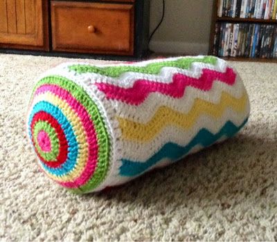 Crochet Bolster Pillow, Crochet Cushion Covers, Farmhouse Crochet, Giraffe Soft Toy, Crochet Cushion Pattern, Cylinder Pillow, Bow Pillows, Pillow Crochet, Chevron Crochet