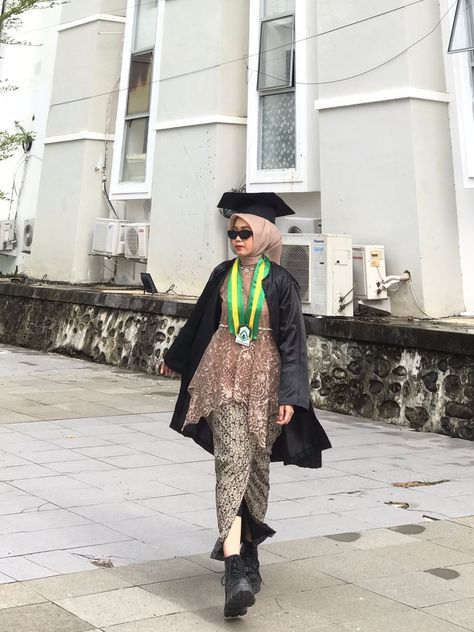 wisudah Hijab Graduation Outfit, Model Kebaya Wisuda, Ootd Kebaya, Dress Kebaya, Modern Kebaya, Graduation Photography Poses, Graduation Style, Casual Hijab, Batik Fashion