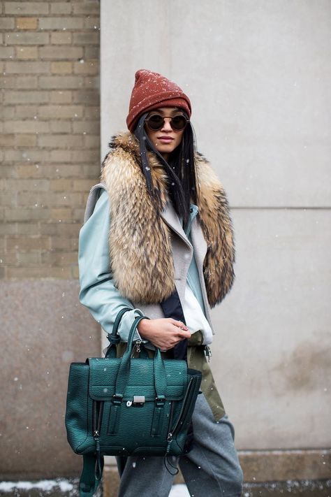 pinterest | @im011y | ♕♕♕ Snow Falling, New York Fashion Week Street Style, Paris Mode, Fur Stole, Looks Street Style, Street Style Winter, Autumn Street Style, Fashion Week Street Style, Mode Inspiration