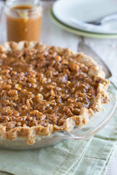 This Peanut Butter Fudge Pie is over the top delicious! A fudge layer is topped with a peanut butter crumble, then the whole thing is served with a delicious salted peanut butter caramel. Peanut Butter Fudge Pie, Peanut Butter Crumble, Pretty Recipes, Peanut Butter Caramel, Taste And Tell, Fudge Pie, Butter Caramel, Butter Fudge, Peanut Butter Lovers