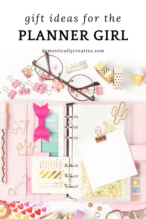 Have a planner girl or planner lover in your life? Check out these awesome gift ideas that the planner obsessed will love. #christmas #giftideas #plannergirl #domesticallycreative Things To Gift, Good Gift Ideas, Homemaking Ideas, Table Gifts, Plan Your Life, Homemaking Tips, Planner Obsessed, Diy Presents, Christmas Planner