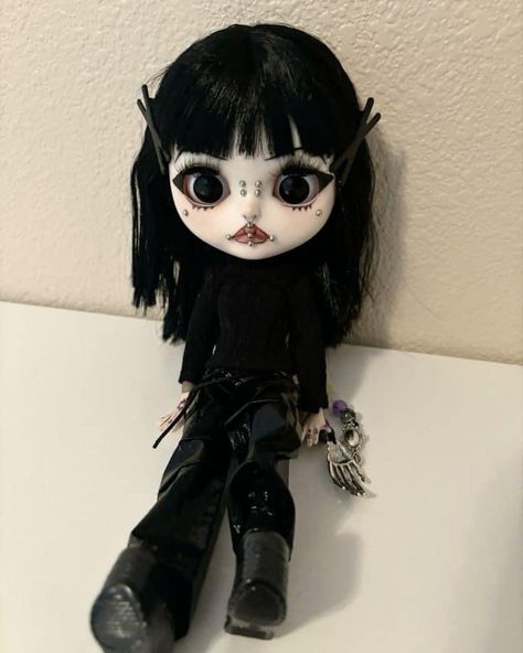 Scene Blythe Doll, Blythedoll Black Hair, Blythe Doll Goth, Goth Blythe Dolls, Blythe Dolls Black Hair, Gothic Girl Aesthetic, Girly Goth Aesthetic, Piercings Goth, Bratz Halloween