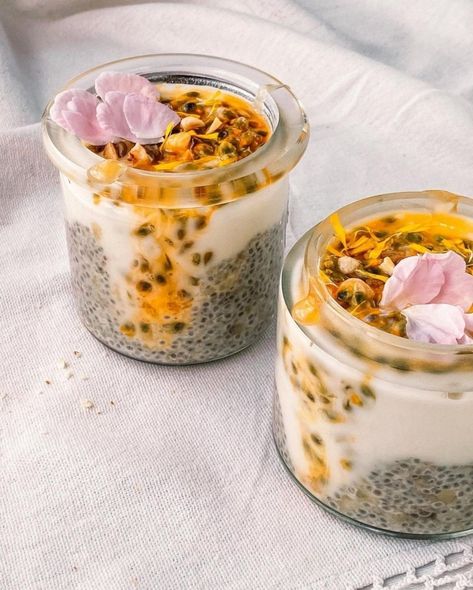 This Chia Pudding with fresh passion fruit calls for summer! Tasty vegan Summer Chia Pudding recipe for summer mornings. Sunshine Energy, Chia Pudding Recipes Healthy, Oatmeal Granola, Tropical Food, Healthy Lunch Meal Prep, Chia Pudding Recipes, Plant Based Breakfast, Healthy Sweet Treats, Chia Seed Pudding