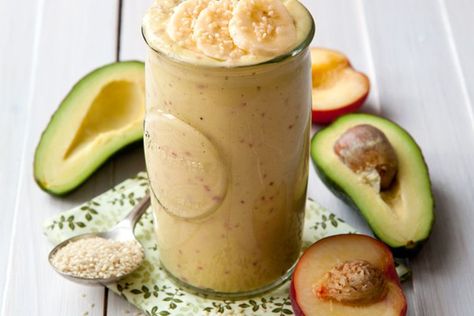 Healthy Smoothie Recipes Flat Belly, Avacodo Smoothie, Smoothie Recipes Flat Belly, Easy Breakfast On The Go, Peaches And Strawberries, Dinner Smoothie, Avocado Smoothie Recipe, Avocado Dessert, Healthy Afternoon Snacks