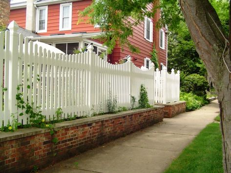 Picket Fence On Retaining Wall, Brick And Picket Fence Ideas, Brick Picket Fence, Brick And Picket Fence, Tall Picket Fence Ideas, Brick Fence Ideas Front Yard, Colonial Fence, Pagar Modern, Picket Fencing