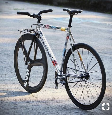 Commuter Bike Style, Bullitt Cargo Bike, Bici Retro, Cross Country Bike, Vintage Bmx Bikes, Build A Bike, Urban Bicycle, Cycling Photography, Fixed Gear Bicycle