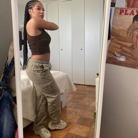 Beige Yeezy Foam Runner Outfit, Tan Foam Runner Outfit Black Women, Yeezy Women Outfit, Cream Foam Runners Outfit, Foam Runner Outfit Women, Sand Foam Runners Outfit, Outfits With Yeezy Foam Runners, Tan Foam Runner Outfit, Yeezy Foam Runner Outfit Black Women