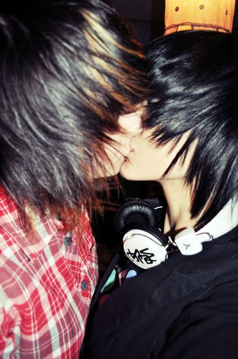 Love is love no matter who you share it with(: Emo Kissing, Gay Emo Boys, Emo Kiss, Emo Scene Boys, Cute Emo Couples, Cute Emo Guys, Emo Couples, Emo People, Emo Love