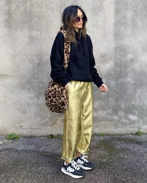 Gold Pants Street Style, Casual Metallic Outfit, Gold Pants Outfit Casual, Gold Wide Leg Pants Outfit, Mixed Metals Outfit, Gold Trousers Outfit, Gold Pants Outfit, Metallic Pants Outfit, Midi Skirt Outfit Winter