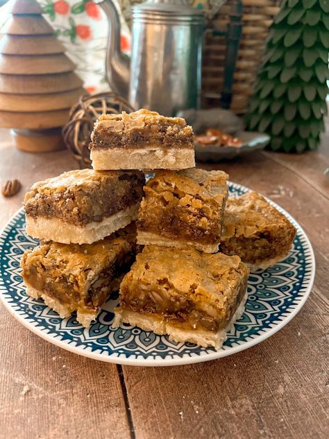 Kentucky Derby Bars Derby Pie Bars Easy, Kentucky Derby Pie Bars Recipe, Kentucky Derby Pecan Pie Bars, Derby Pie Bars Recipe, Kentucky Derby Pie Bars, Kentucky Derby Bars, Derby Bars, Derby Pie Cookies, Derby Pie Bars