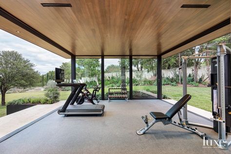 Outdoor Glass Gym Room, Glass Gym, Indoor Outdoor Gym, Outdoor Home Gym, Gym Shed, Mini Gym, Gym At Home, Home Gym Decor, Gym Room At Home