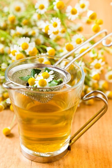 10 ways to detox without committing to a cleanse Herb Tea, Tea Benefits, Chamomile Tea, Healthy Diet Plans, Flower Tea, Detox Cleanse, Edible Flowers, Detox Tea, Tea Blends