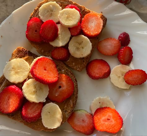 Peanut Butter Strawberry Toast, Healthy Snack With Strawberries, Healthy Breakfast Ideas With Strawberries, Strawberry Meals, Breakfast With Strawberries, Strawberry And Peanut Butter, Strawberry Banana Desserts, Strawberries And Bananas, Strawberry Snacks