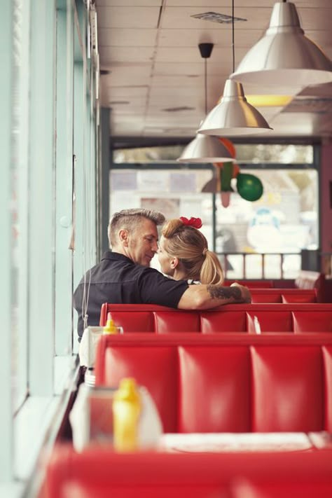 Peggy Sue's Diner Retro American Diner, 50s Photoshoot, Retro Engagement Photos, Rockabilly Wedding, Vintage Diner, Retro Cafe, Auto Retro, Vintage Photoshoot, Retro Diner