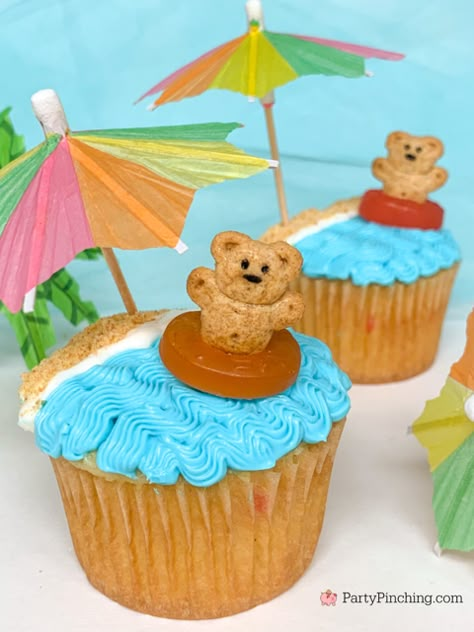 beach party cupcake, beach cupcake, easy cupcake decorating for kids, teddy graham cupcakes, beach teddy grahams, drink umbrella cupcakes, sand and sea cupcakes, ocean cupcakes, best cupcake ideas for kids, best cupcake recipe for summer Teddy Graham Beach, Teddy Graham Cupcakes, Gingerbread Competition, Beach Cupcakes, Beach Themed Cakes, Summer Cupcakes, Bear Cupcakes, Teddy Grahams, Luau Birthday